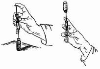 Рис. 41. Набор лекарства из флакона